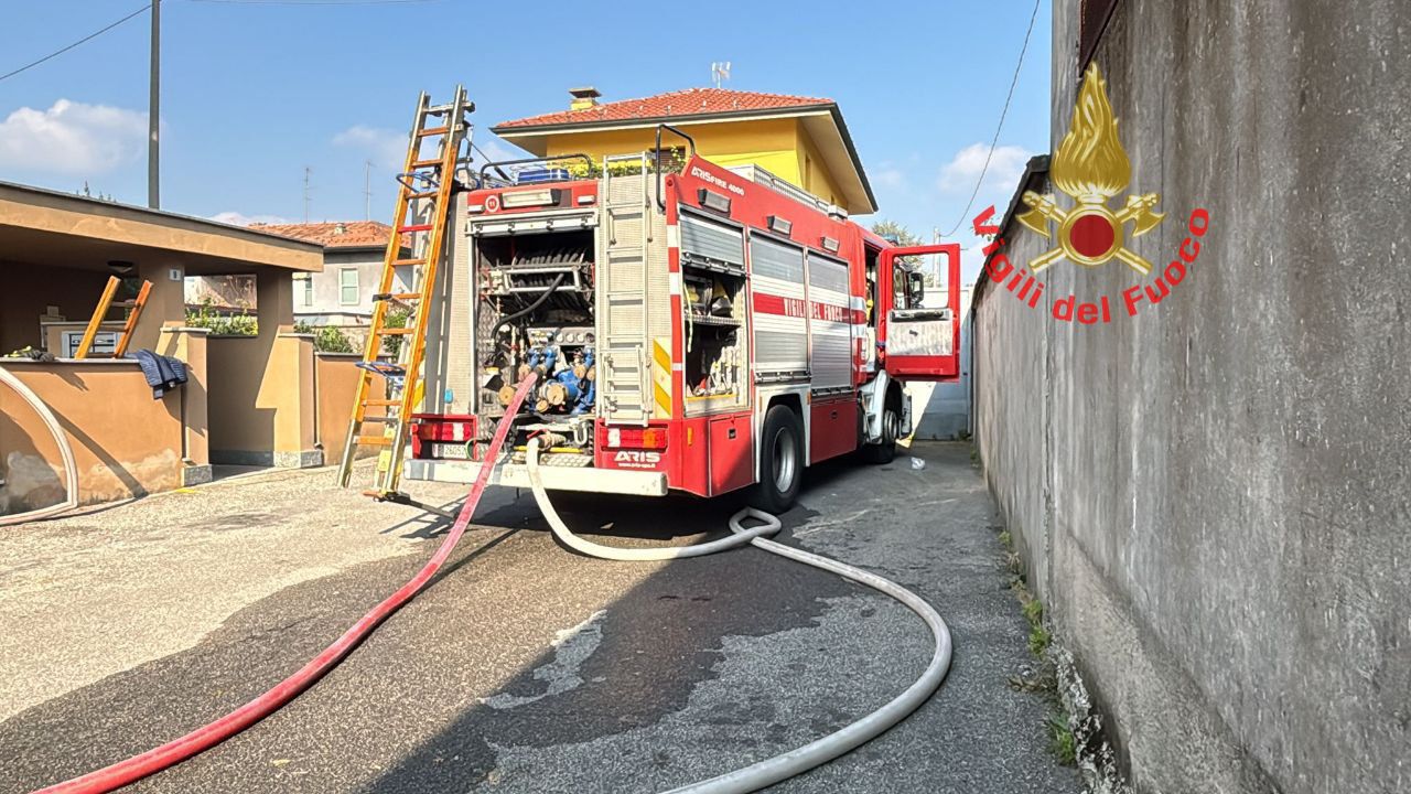 Le fiamme avvolgono un appartamento, intervento dei Vigili del fuoco di Lecco