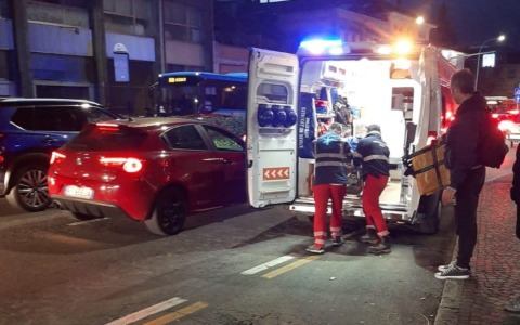 Lecco, accusa un malore alla fermata dell’autobus: ragazza soccorsa dall’ambulanza
