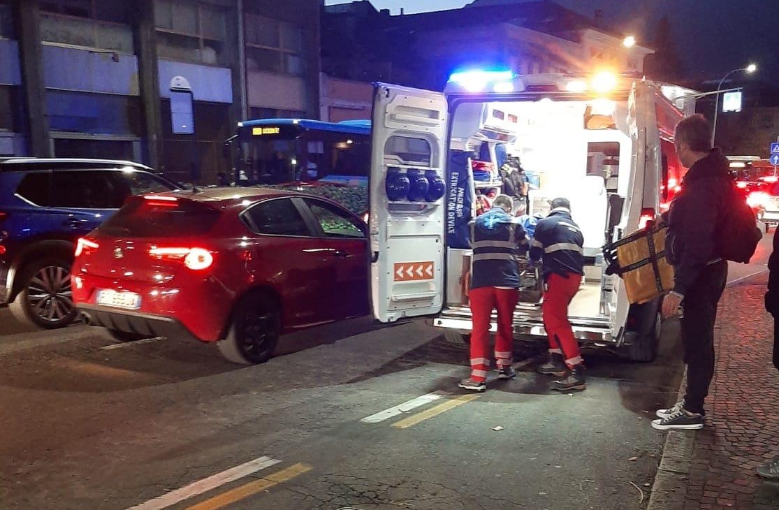 Lecco, accusa un malore alla fermata dell’autobus: ragazza soccorsa dall’ambulanza