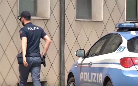 Legato e picchiato in casa, chiede aiuto a una passante: due arresti a Firenze per sequestro di persona e lesioni aggravate