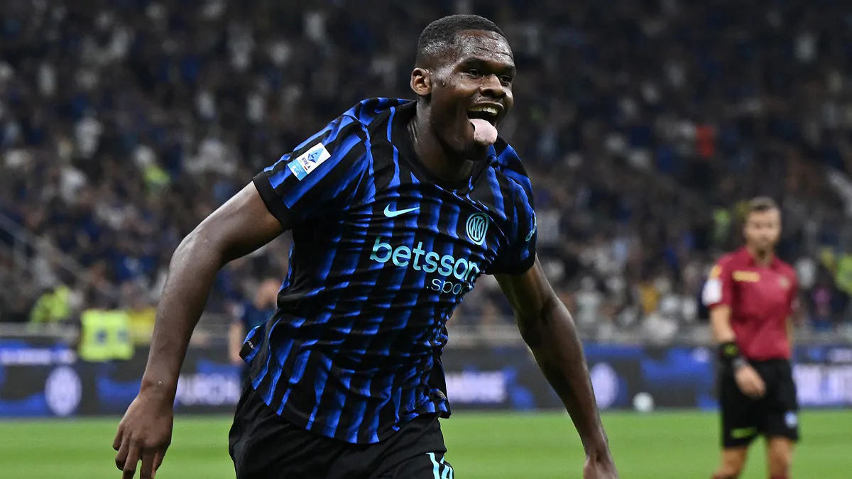 L’Inter batte la Roma e la aggancia in vetta: decide Bonny