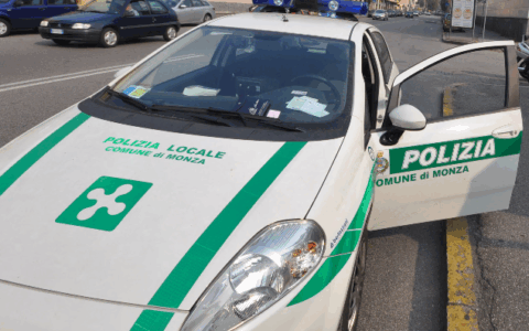 Maxi tamponamento tra moto, auto e tir: centauro in ospedale