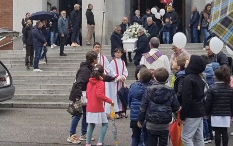 Messaggi, disegni e palloncini per dare l’addio alla piccola Arianna