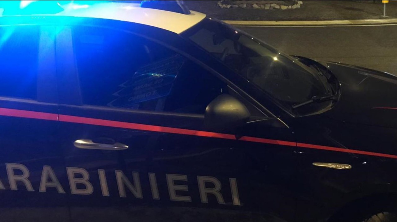 Minaccia i vicini con un coltello durante una lite: arrestato 34enne