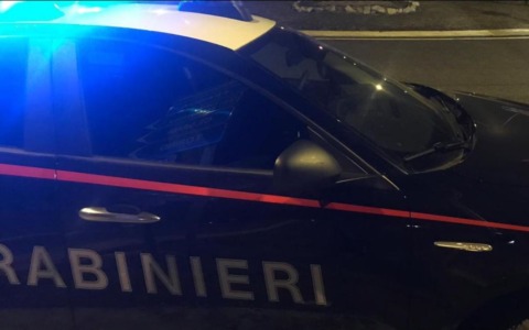 Minaccia i vicini con un coltello durante una lite: arrestato 34enne