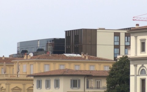 Ministro Giuli a Prato spara ancora contro Firenze: “Toscana rossa si è rifugiata in un cubo nero”