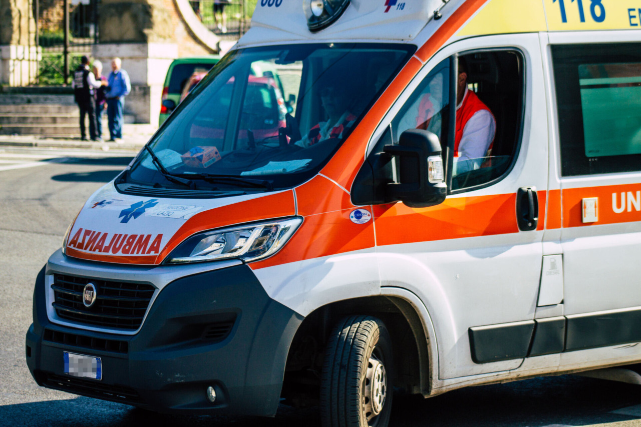 Molesta i passanti e aggredisce i sanitari, arrestato dalla polizia