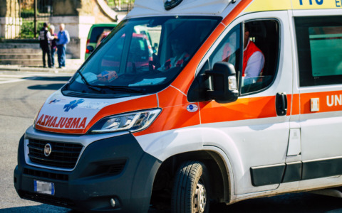 Molesta i passanti e aggredisce i sanitari, arrestato dalla polizia