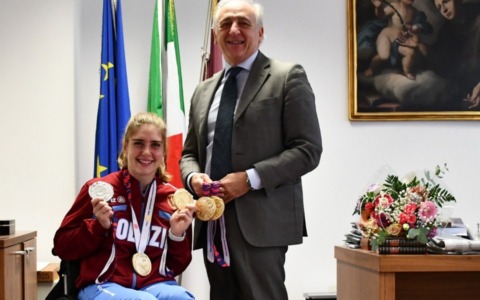 Monica Boggioni celebra i cinque trionfi mondiali in Questura a Pavia