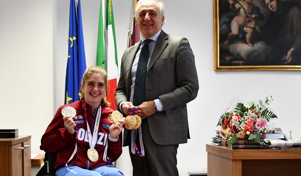 Monica Boggioni celebra i cinque trionfi mondiali in Questura a Pavia