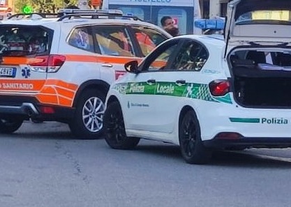 Monopattino sorpassa la coda e va a sbattere contro un’auto che esce dal parcheggio: ferito un 48enne