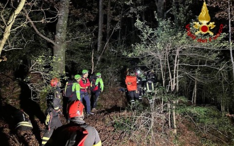 Monte Cucco. Deltaplanista cade e resta incastrato su un albero: recuperato
