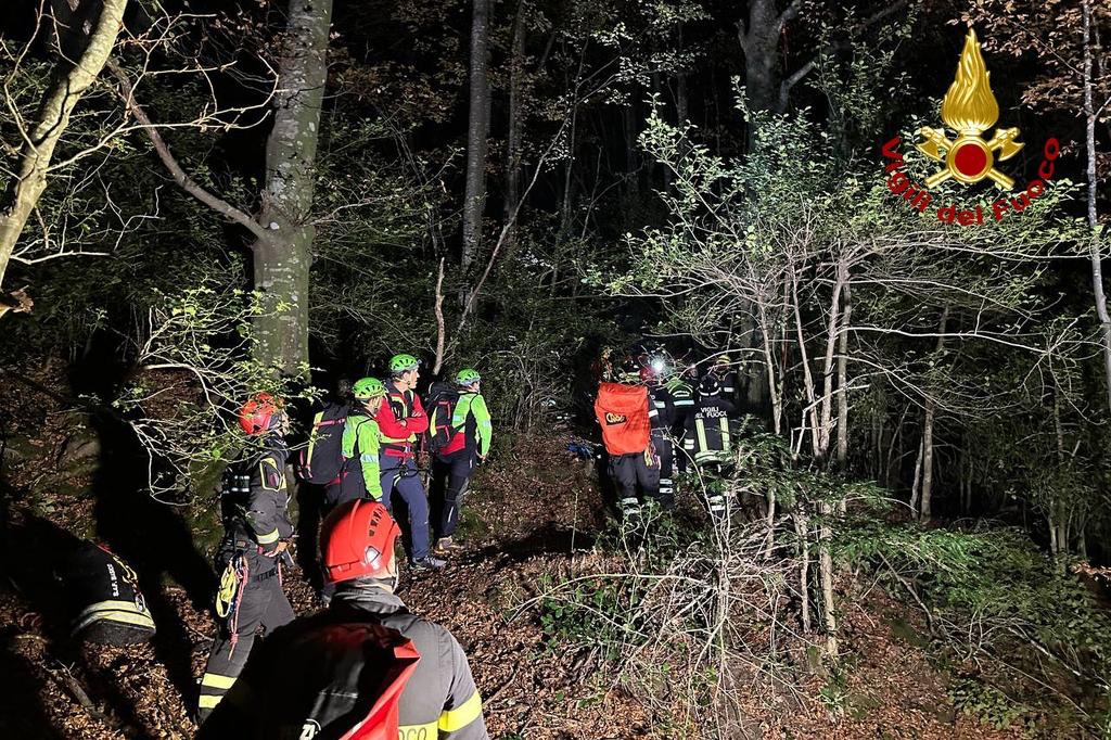 Monte Cucco. Deltaplanista cade e resta incastrato su un albero: recuperato