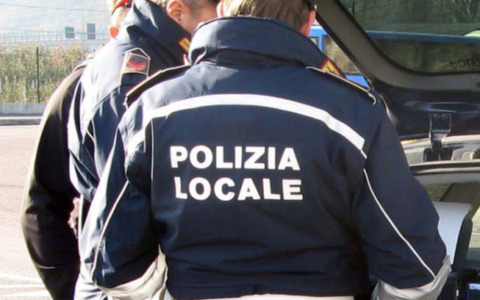 Nell’appartamento cocaina, ecstasy, metanfetamina e droga sintetica, due arresti