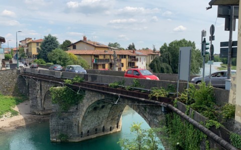 I bus non ci passano: niente senso unico alternato sul Ponte Marzio tra Gorle e Scanzorosciate