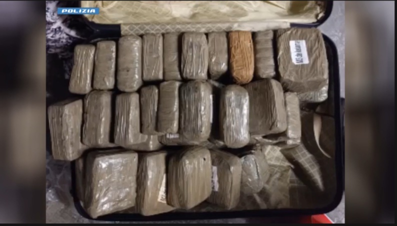 Nuovo blitz contro lo spaccio: due in manette e sequestro di 220 chili di hashish