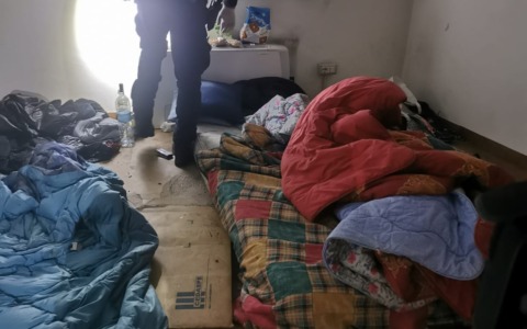 Occupano edificio comunale e accendono un fuoco per scaldarsi