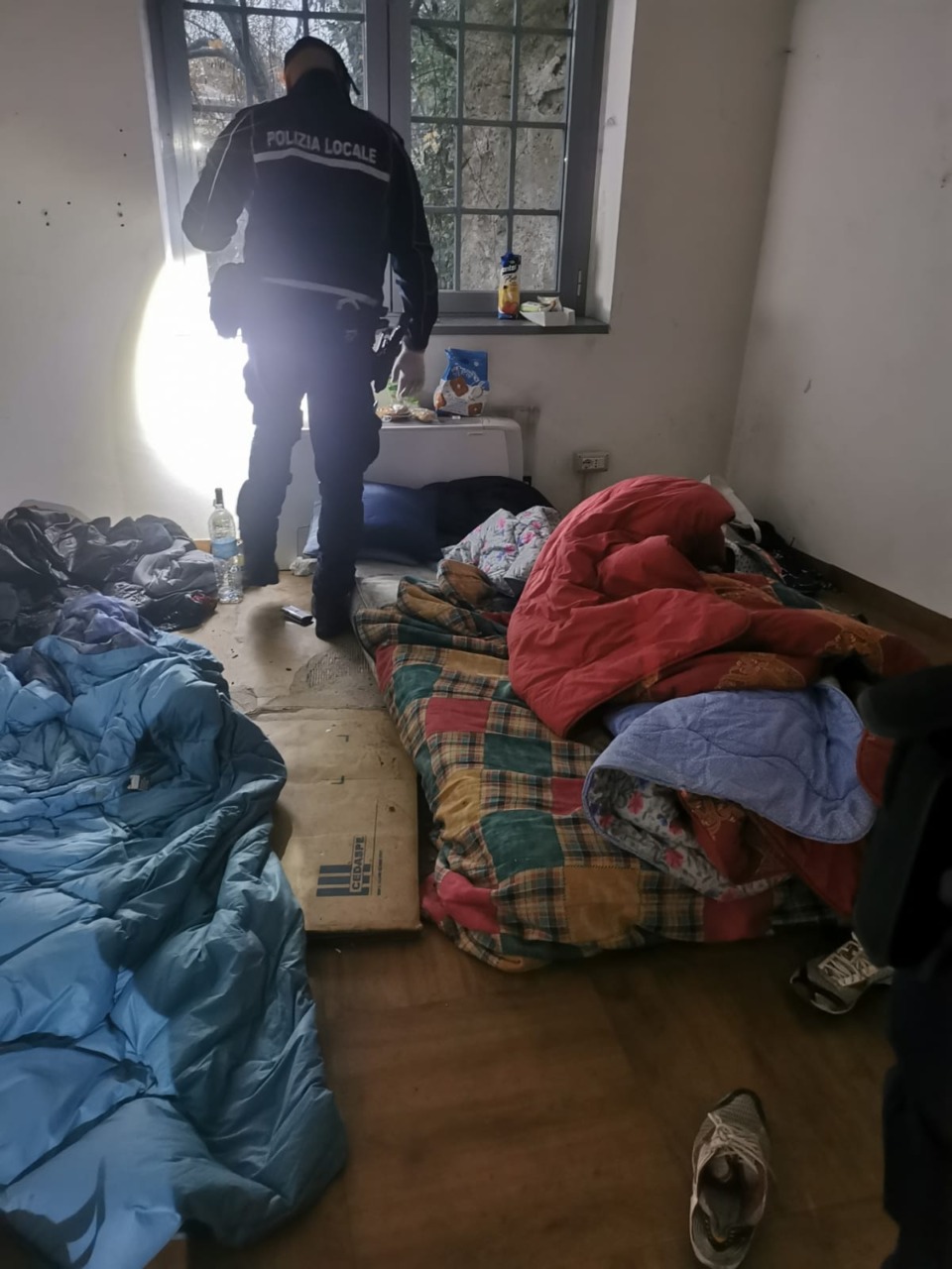 Occupano edificio comunale e accendono un fuoco per scaldarsi