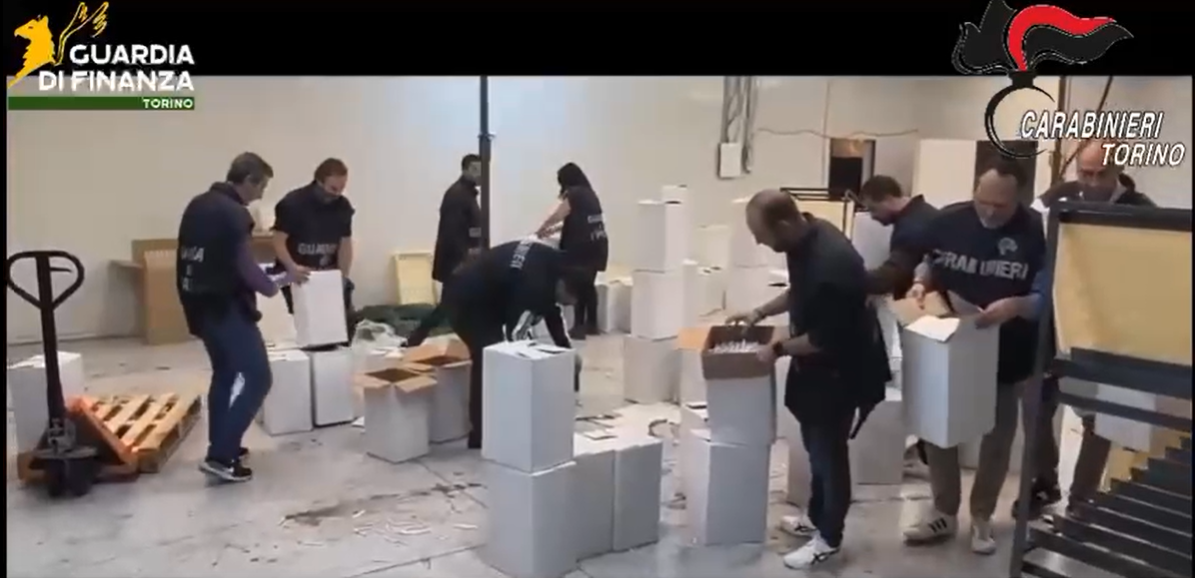 Operazione “Chain Smoking”: Guardia di Finanza e Carabinieri di Torino smantellano rete di produzione illegale di sigarette e sfruttamento del lavoro