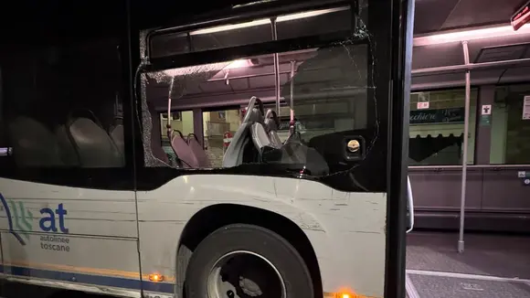 Paura sul bus a Firenze: passeggeri minacciati e finestrino infranto