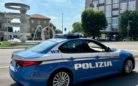Possesso illegale di armi e droga, denunciato un 25enne