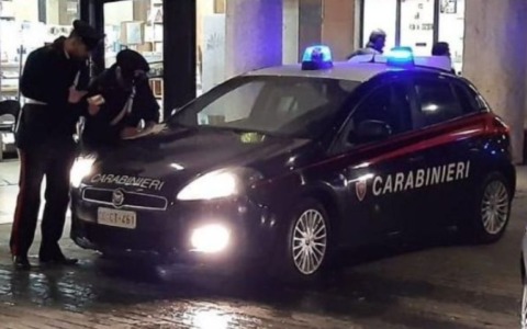 Praticano un foro nel muro per entrare dentro ad un bar tabacchi