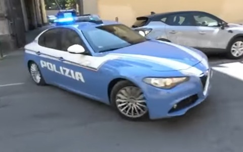 Prato, aggressione choc davanti a una scuola