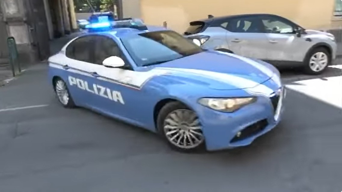 Prato, aggressione choc davanti a una scuola