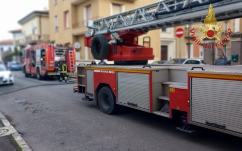 Prato, incendio in un appartamento: otto intossicati