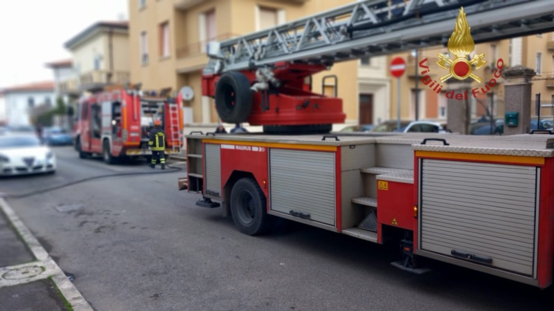 Prato, incendio in un appartamento: otto intossicati