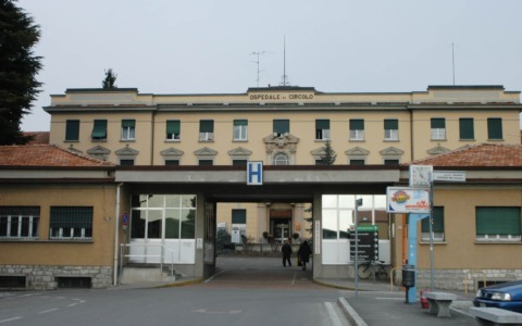 Presidio contro gli antiabortisti in ospedale, l’appello: “Portate una scopa, siamo tornati al periodo della caccia alle streghe”