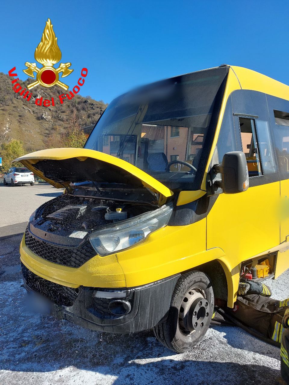 Principio d’incendio su uno scuolabus a Sabbio Chiese: nessun ferito grazie al pronto intervento dell’autista