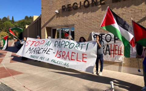 Protesta per Gaza alla prima seduta del Consiglio delle Marche