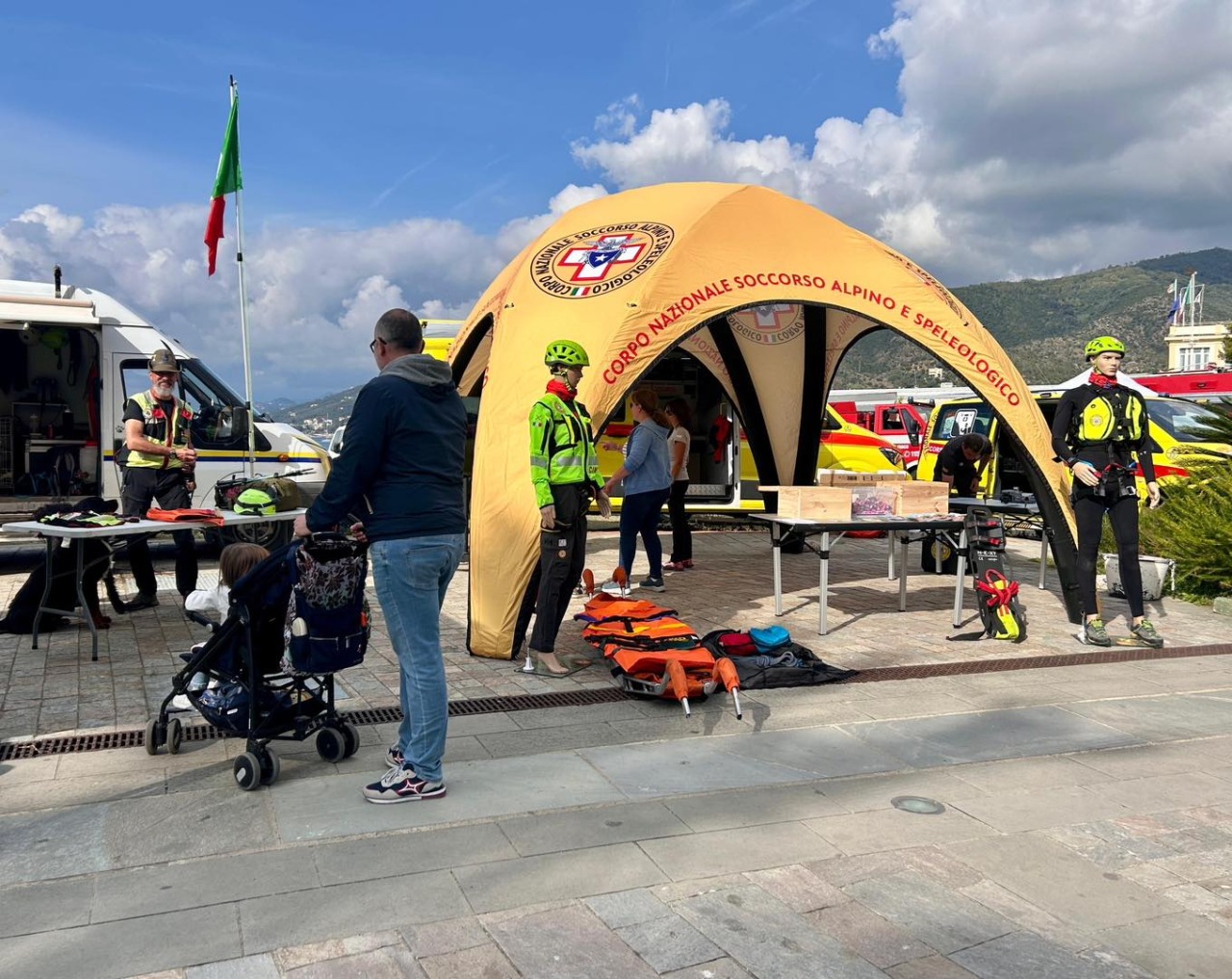 Protezione civile in piazza: successo a Sestri Levante
