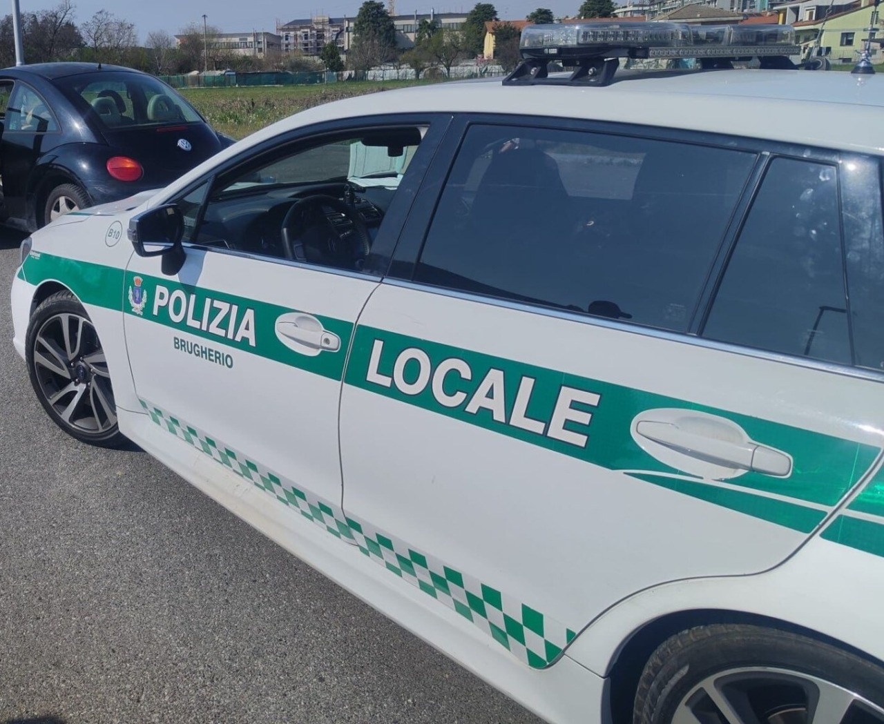 Pugile professionista ubriaco in escandescenze bloccato a fatica da diversi agenti