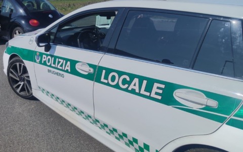Pugile professionista ubriaco in escandescenze bloccato a fatica da diversi agenti