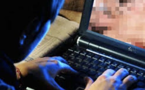 Ragazzino adescato sui social,  vittima di un pedofilo