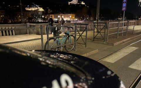 Rapinano coppia con spray urticante ai Murazzi del Po a Torino: arrestate 3 persone