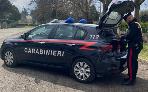 Richiamato perchè si aggira in maniera sospetta in un parcheggio privato, reagisce iniziando a picchiarlo