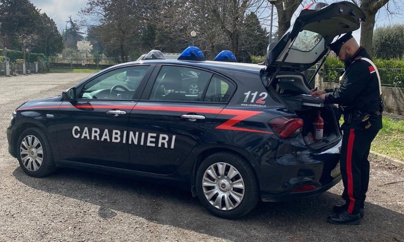 Richiamato perchè si aggira in maniera sospetta in un parcheggio privato, reagisce iniziando a picchiarlo