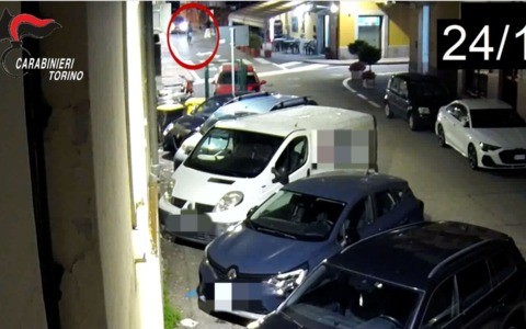 Rientra a casa e sorprende un ladro in camera del figlio: arrestati due uomini