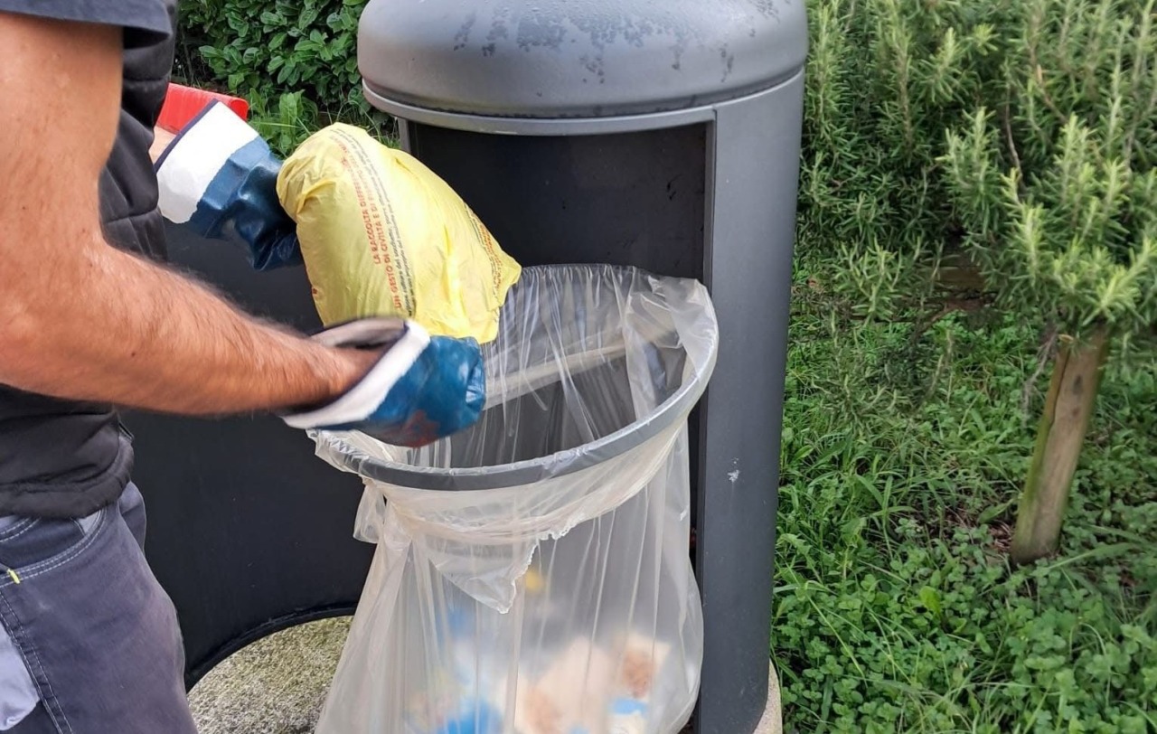 Rifiuti domestici abbandonati nei cestini stradali: controlli serrati della Polizia Locale e degli ispettori di Silea