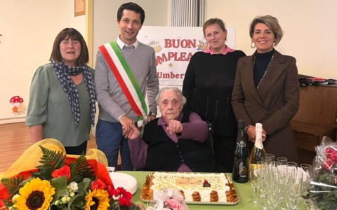 Rsa in festa: Umbertina compie 102 anni