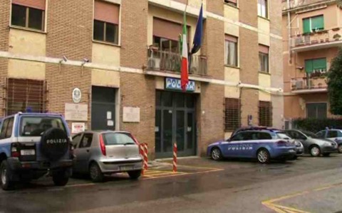 Ruba dei soldi dal cassetto di un negozio, arrestato un georgiano