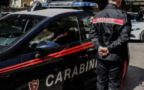 Ruba oltre mille euro di vestiti in un centro commerciale a Tortona: arrestata rapinatrice