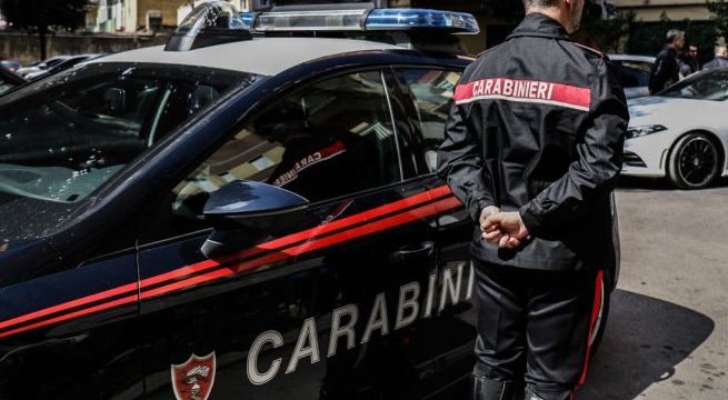 Ruba oltre mille euro di vestiti in un centro commerciale a Tortona: arrestata rapinatrice