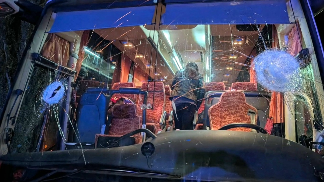 Sassi e mattoni contro il pullman dei tifosi al termine della partita di basket, muore uno degli autisti
