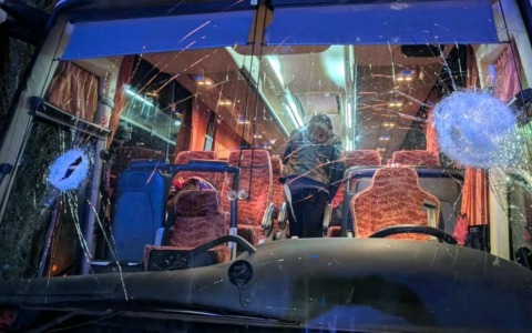 Sassi e mattoni contro il pullman dei tifosi al termine della partita di basket, muore uno degli autisti