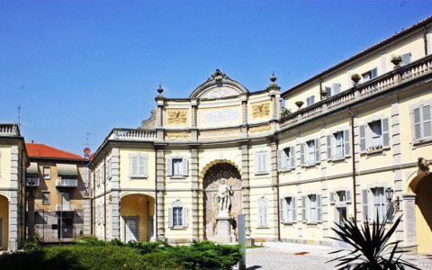 Sciopero di tre giorni in casa di riposo: “Turni massacranti e niente 14esima”