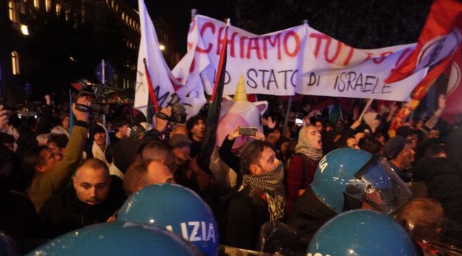 Scontri durante il corteo per la Palestina, le forze dell’ordine usano gli idranti